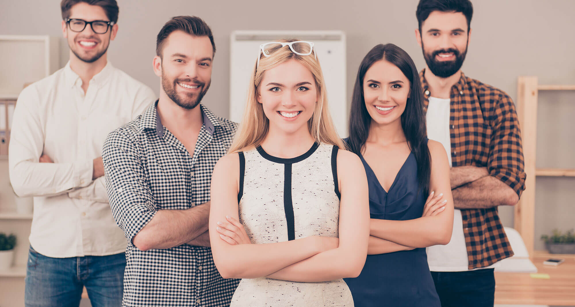 Equipo de personas mirando al frente y sonriendo